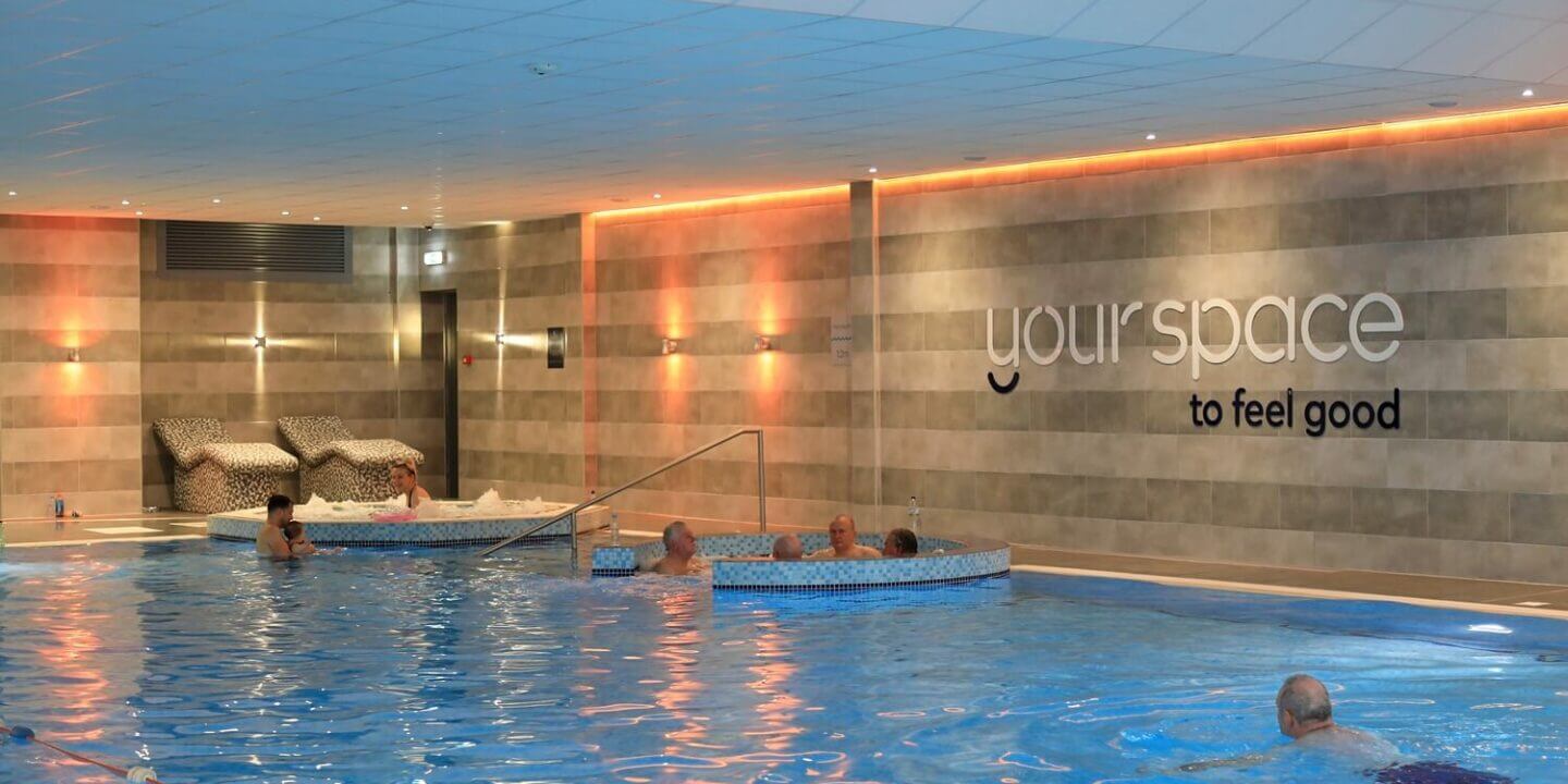 Mansfield swimming pool and jacuzzis
