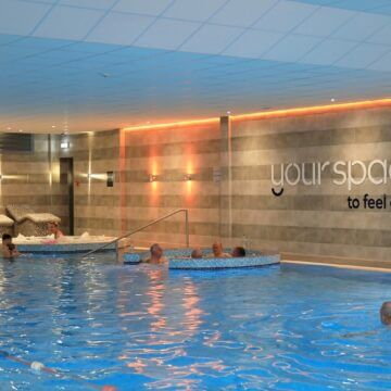 Mansfield swimming pool and jacuzzis